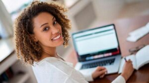 Programa oferece curso focado em formação e ascensão de mulheres negras no mercado da tecnologia