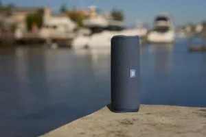LS_JBL_FLIP_ESSENTIAL_3SE_LIFESTYLE_DSC09158_x296